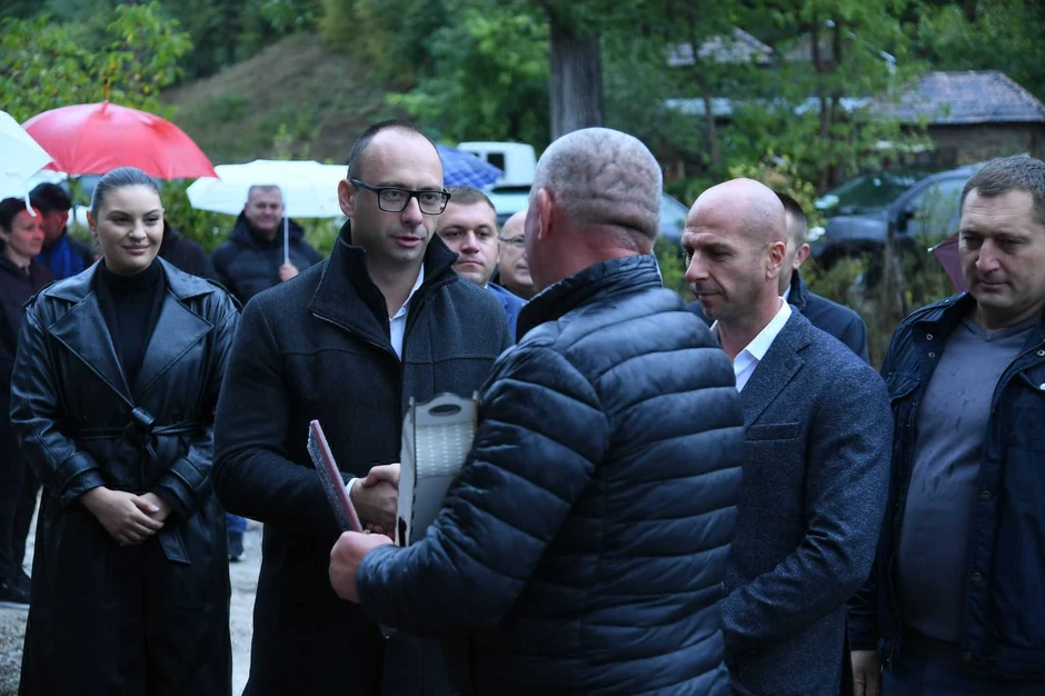 Predstavnici Srpske liste posetili dve porodice u Lešku