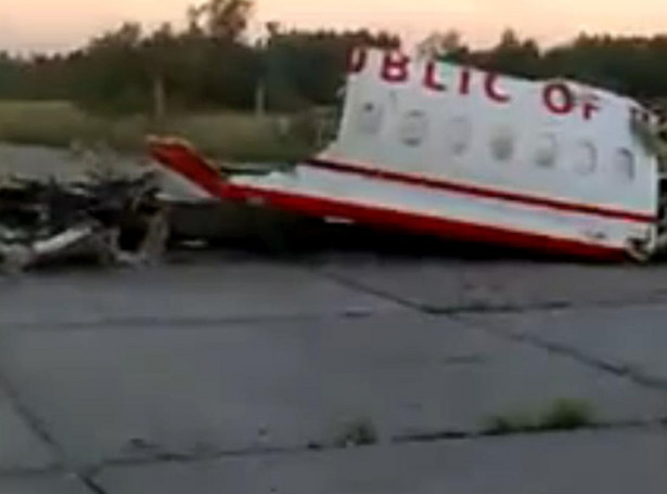 Wrak tupolewa niszczeje. Zobacz wideo