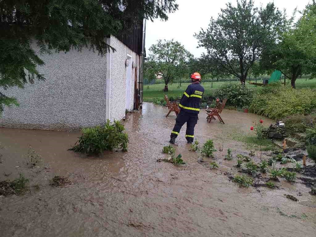 Hasiči majú plné ruky práce. 