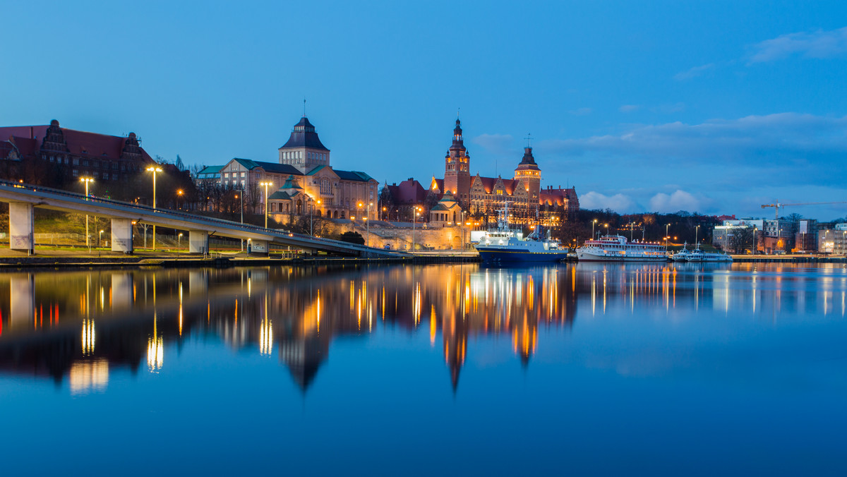 Szczecin, jak wiadomo, nad morzem nie leży, dlatego na uroki plażowania liczyć tu nie można. Warto jednak pomyśleć o innych sposobach spędzania wolnego weekendowego czasu. Tych w mieście nie brakuje.