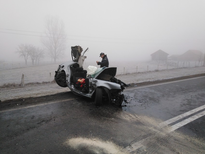 Automobil je potpuno smrskan