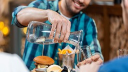 wraca pomysł darmowej kranówki w restauracjach. decydować mają gminy