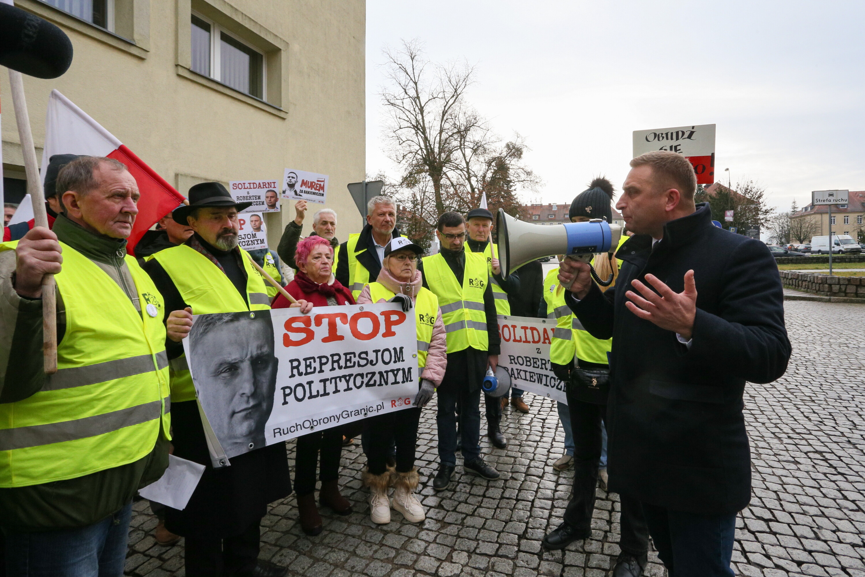 Bąkiewicz przesłuchany: Grozi mu do trzech lat więzienia
