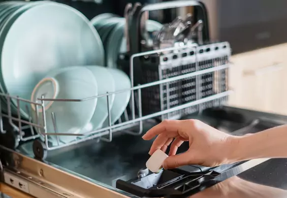 Zmywarka źle myje naczynia? Sprawdź, czy na pewno dobrze to robisz