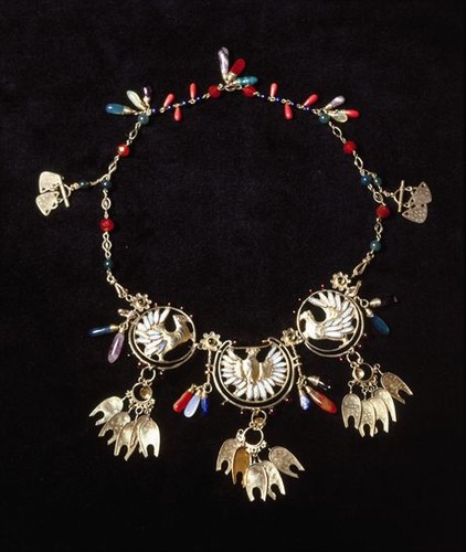 19Alphonse Mucha: Mrs Mucha’s Necklace, 1906Mainittava aina julkaistaessa:Bör alltid nämnas vid publicering:Usage of the image in any form is permitted only by crediting: Copyright © Mucha Trust 2004