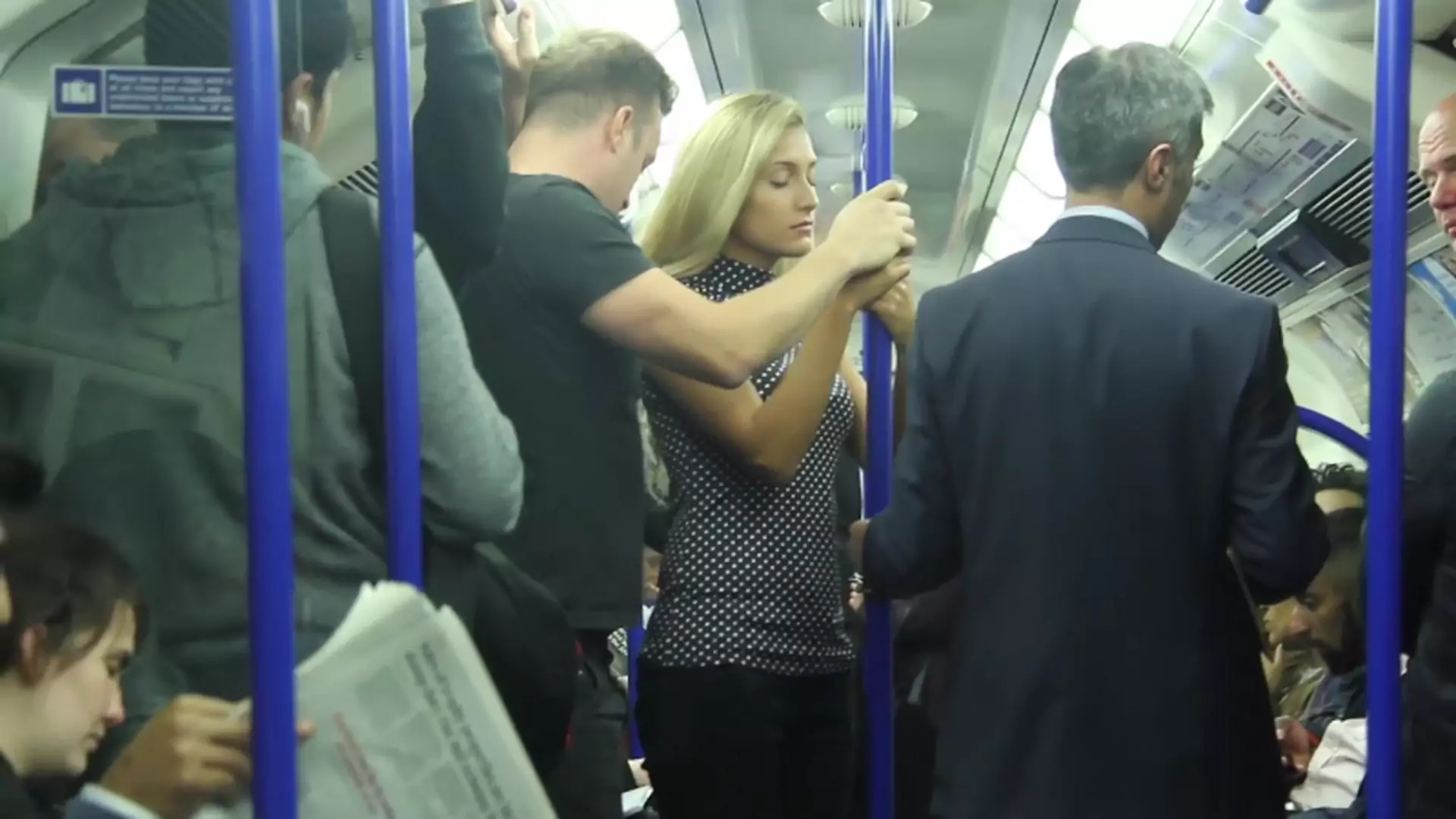 Dobierał się do kobiety w metrze. Jak zareagowali pasażerowie?