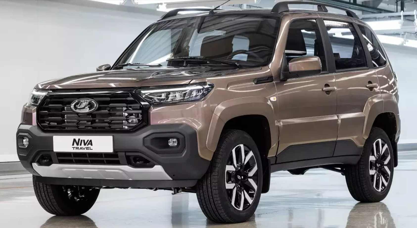 Lada Niva Travel dostáva facelift s prepracovanými prednými časťami, novým 1,8-litrovým motorom s výkonom 90 koní a moderným LED osvetlením.