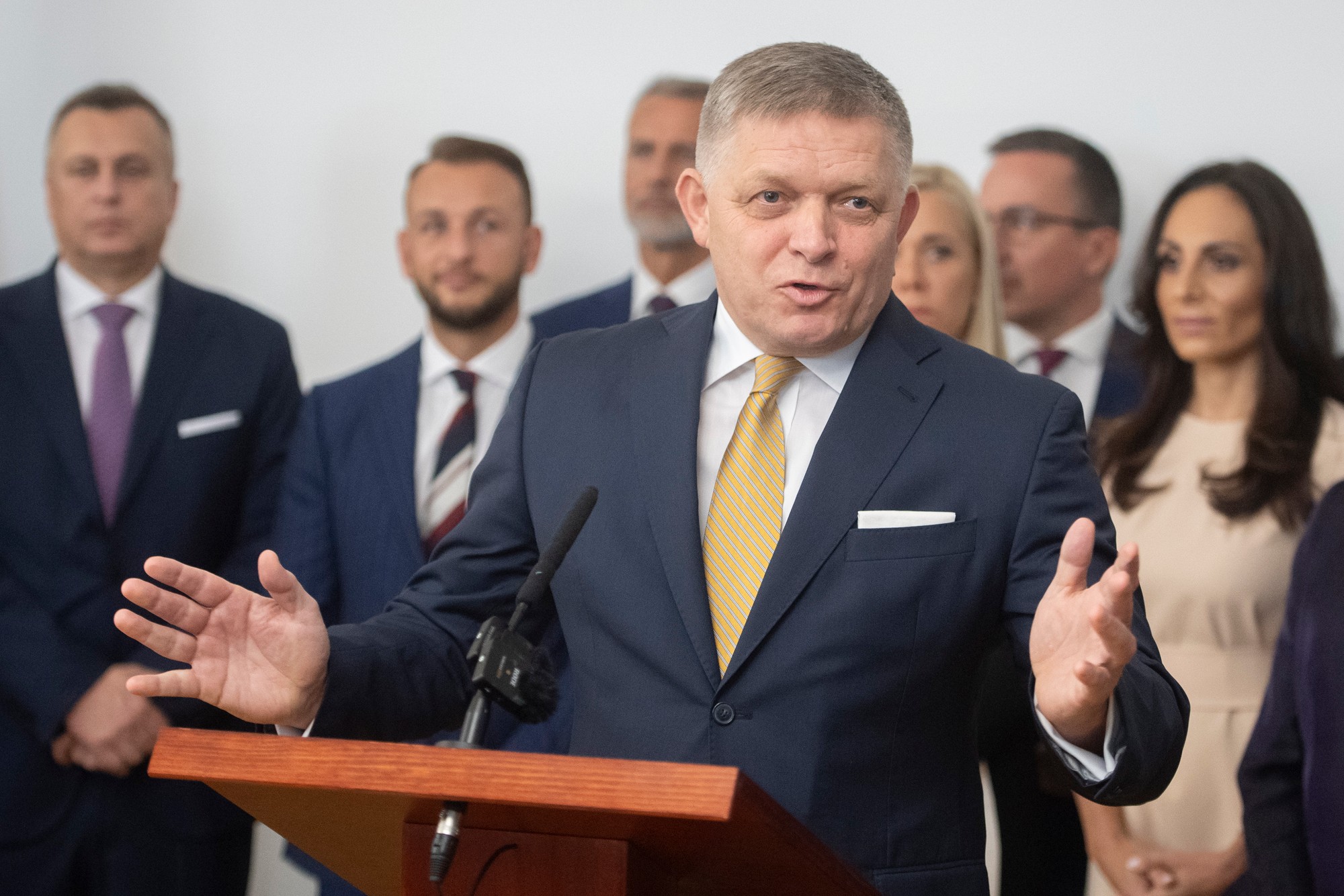 Predseda Smer-SD Robert Fico (uprostred) vystupuje s príhovorom po podpise koaličnej dohody medzi stranami SMER-SD, Hlas-SD a SNS v Bratislave.
