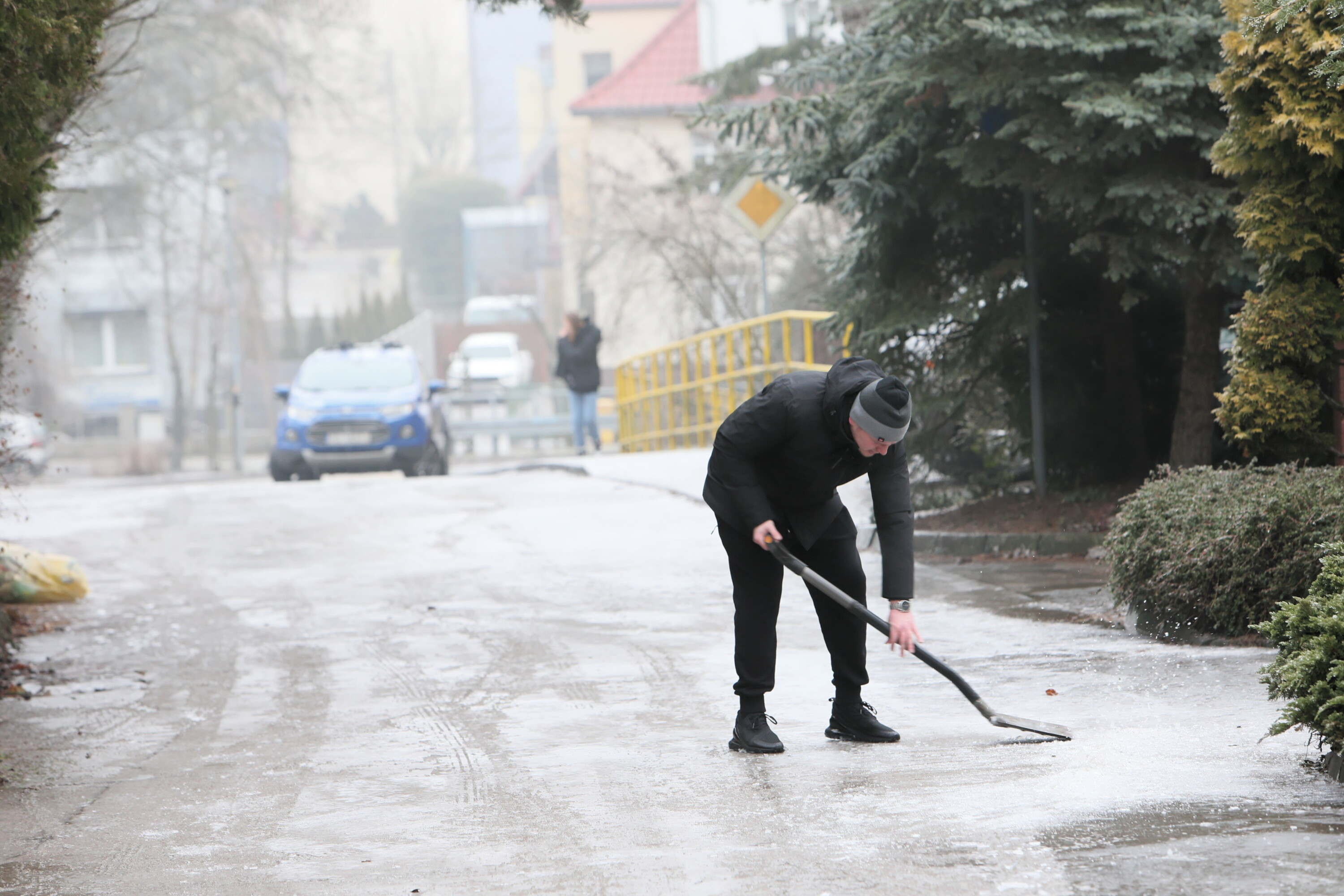 Gołoledź i mróz w wielu regionach - IMGW: alerty pierwszego stopnia do wieczora