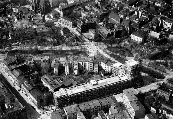 Gmach Urzędu Pocztowego w czasie budowy i okolica. Prawie wszystkie widoczne na tym zdjęciu budynki obecnie nie istnieją. Źródło: Wieżowce Wrocławia 1919-1932 Jerzy Ilkosz, Beate Störtkuhl ABmW Wrocław 1997 