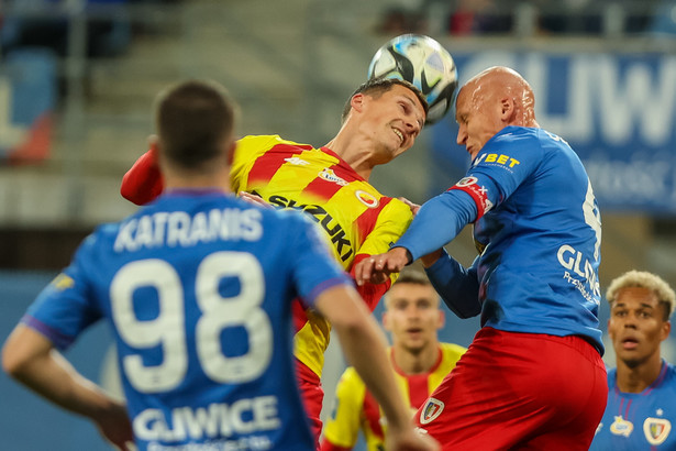 Zawodnik Piasta Gliwice Jakub Czerwiński (P) i Dominick Zator (C) z Korony Kielce podczas meczu 14. kolejki piłkarskiej Ekstraklasy