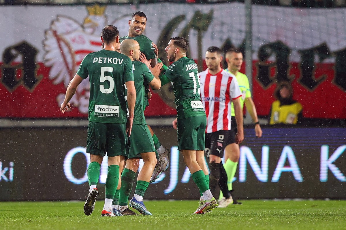 Piłkarze Śląska Wrocław cieszą się z gola podczas meczu Ekstraklasy z Cracovią