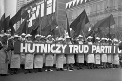 Majówka w czasach PRL. QUIZ. Co wiesz o pochodach?