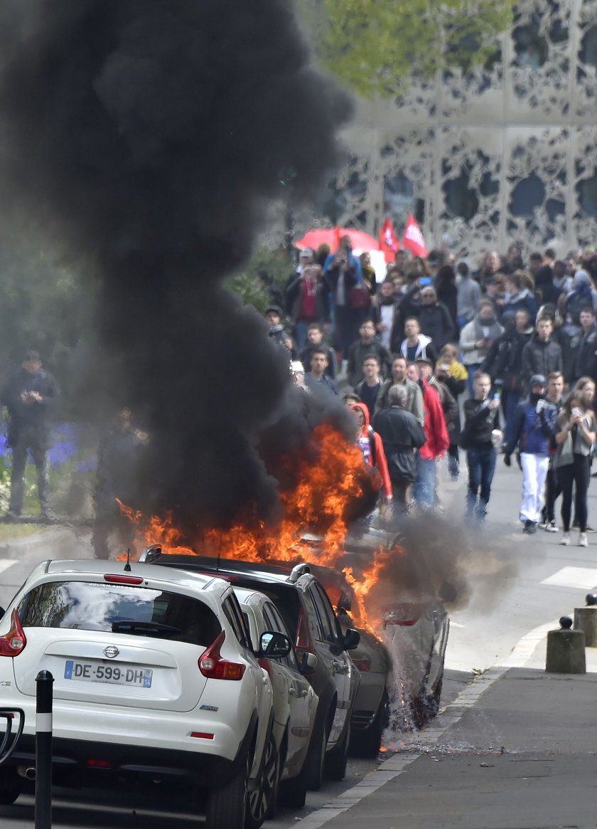 Demonstranci w Nantes podpalili samochody