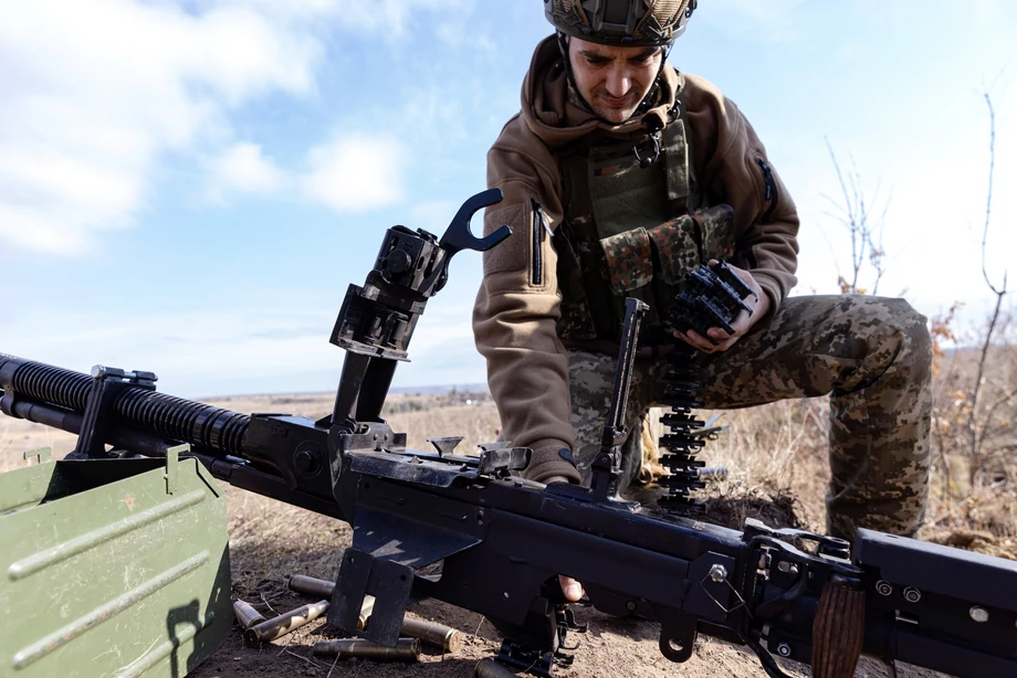 Ćwiczenia ukraińskich żołnierzy brygady zmechanizowanej, w zakresie szkolenia strzeleckiego i koordynowania manewrów czołgów, w okolicy Bachmutu w obwodzie donieckim