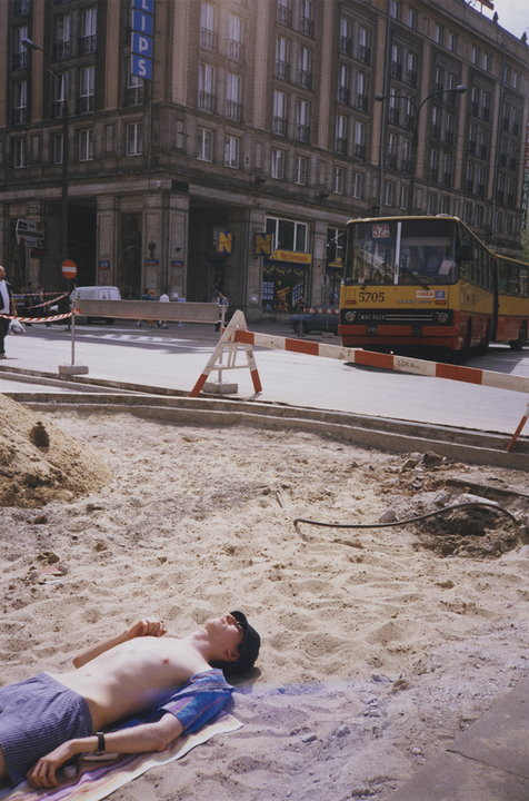Siostry Piwowar - plażowanie na remontowanym placu Konstytucji (lato 1999 r.)