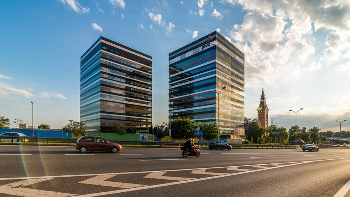 Do końca przyszłego roku kompleks przy ulicy Chorzowskiej będzie się składał już z trzech biurowców. Właśnie rozpoczęła się rozbudowa Silesia Business Park o trzecią, bliźniaczą wieżę. Na dwunastu kondygnacjach powstanie tu 11, 5 tys. m kw. nowoczesnej powierzchni biurowej.