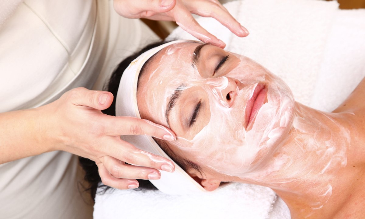 Rozgnieć i nałóż na twarz. Popularna tabletka na grypę to tajna broń na rozszerzone pory