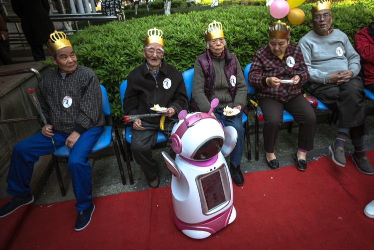 Mimo tych utrudnień dla seniorów, obecność robotów to dobra rozrywka, która wzbogaca i uatrakcyjnia ich pobyt w domu opieki.