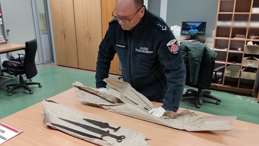 Zabytkowe miecze w przesyłce z Ukrainy