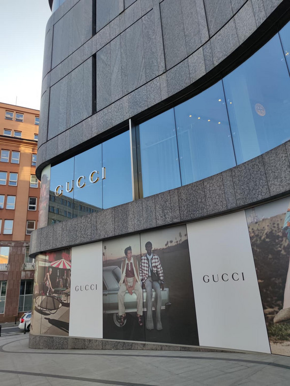 Butik Gucci w Warszawie znajduje się w eleganckim centrum handlowym