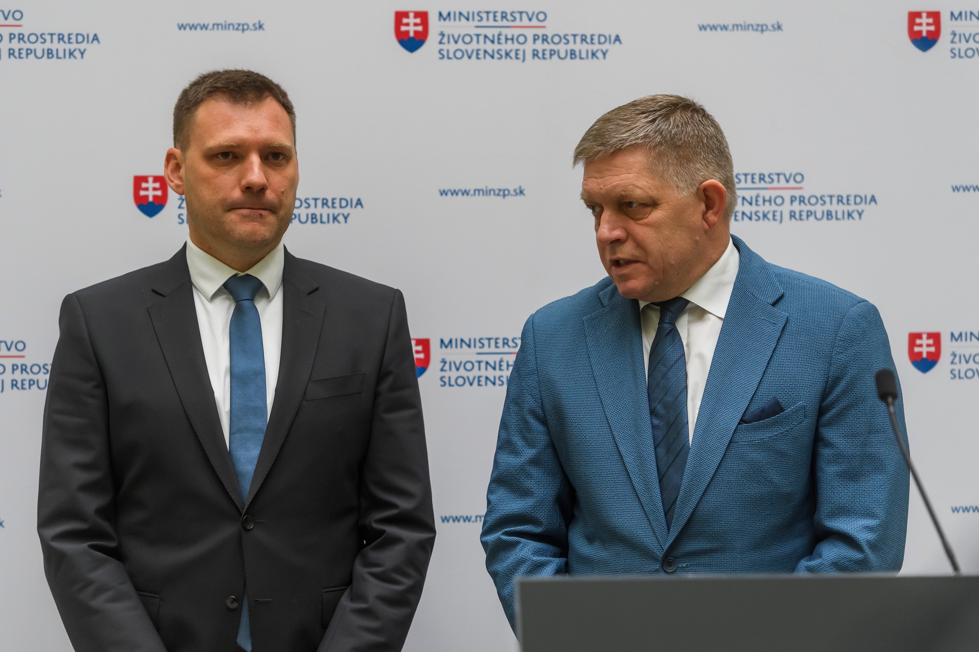Zľava minister životného prostredia SR Tomáš Taraba (nominant SNS) a predseda vlády SR Robert Fico (Smer-SD).