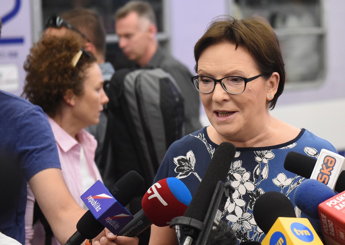 Ewa Kopacz na dworcu