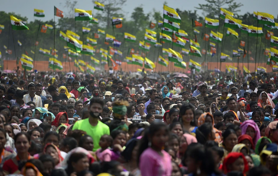 Pristalice BJP slušaju govor Narendre Modija u Nagridžuliju, Indija