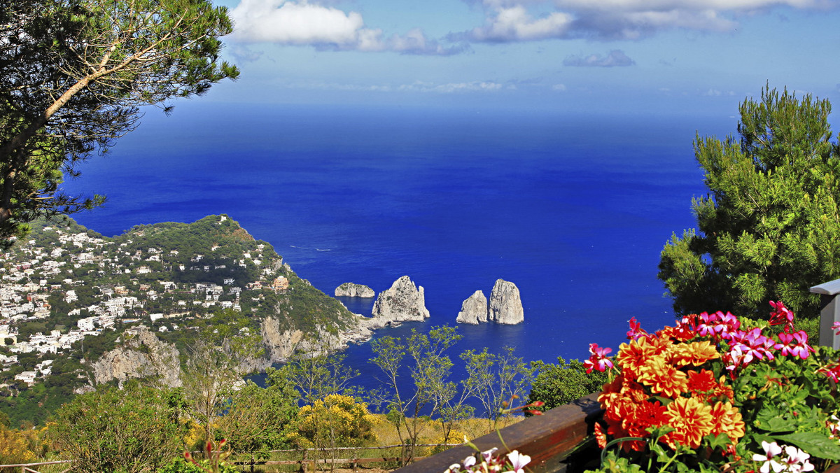 Coraz trudniej wypoczywać i żyć na włoskiej wyspie Capri. Turyści i mieszkańcy muszą zmagać się z ogromnym ruchem, zarówno na lądzie, jak i na morzu, z tłokiem w porcie oraz ze źle działającą komunikacją. Protestuje głównie branża turystyczna - informują media.