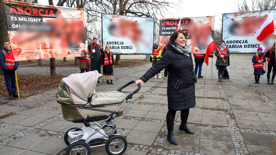 Kaja Godek podczas konferencji prasowej przed złożeniem podpisów pod ustawą obywatelską "Aborcja to Zabójstwo"