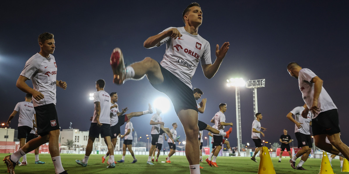 Piłkarze reprezentacji Polski mają za sobą pierwszy trening w Katarze. 