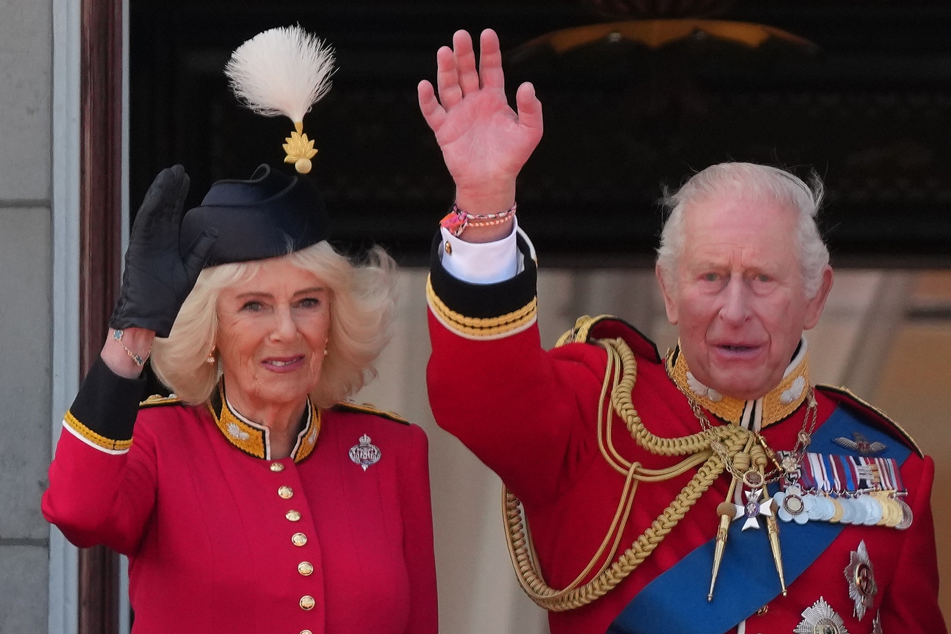 Vojenská prehliadka na počesť narodenín britského kráľa.