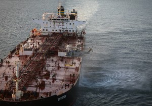 Britanski marinci se ukrcavaju na tanker koji pripada ruskoj takozvanoj "floti iz senke"