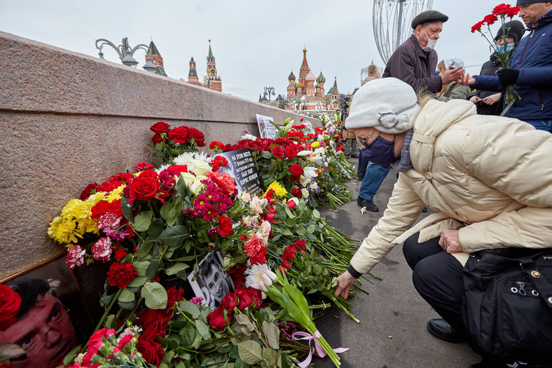 Kobieta składa kwiaty podczas upamiętnienia szóstej rocznicy śmierci Borysa Niemcowa. W uroczystościach w 2021 r. wzięło udział 10 tys. osób