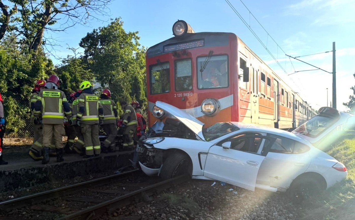 Porsche wjechało wprost pod pociąg. Za kierownicą siedział 6