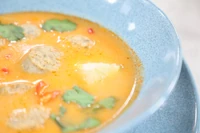 Przełam rutynę. Żurek z orientalnym twistem i białą kiełbasą