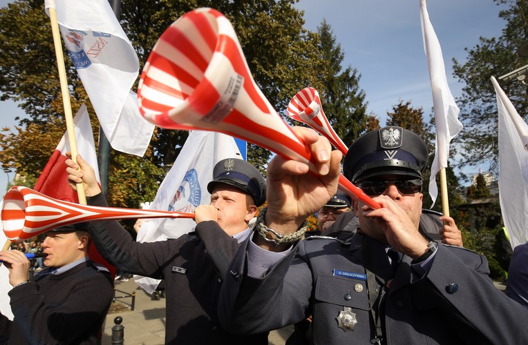 Pikieta związków zawodowych funkcjonariuszy i pracowników służb mundurowych przed Sejmem w Warszawie