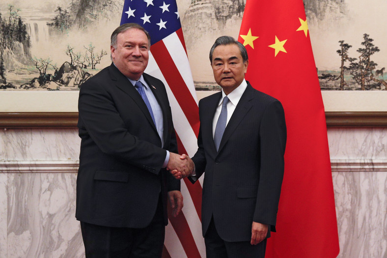 Sekretarz stanu USA Mike Pompeo i chiński minister spraw zagranicznych Wang Yi w Pekinie, 8 października 2018 r.