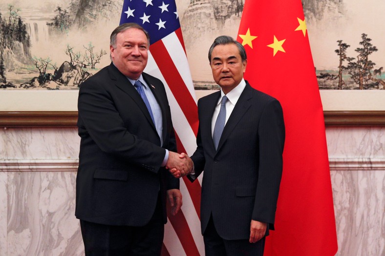 Sekretarz stanu USA Mike Pompeo i chiński minister spraw zagranicznych Wang Yi w Pekinie, 8 października 2018 r.