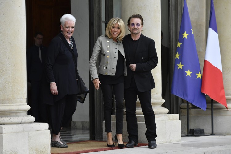 Brigitte Macron i muzyk U2 Bono