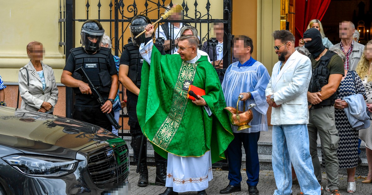 Krzysztof Rutkowski poświęcił... samochody. Towarzyszył mu Marcin Najman i ochroniarze