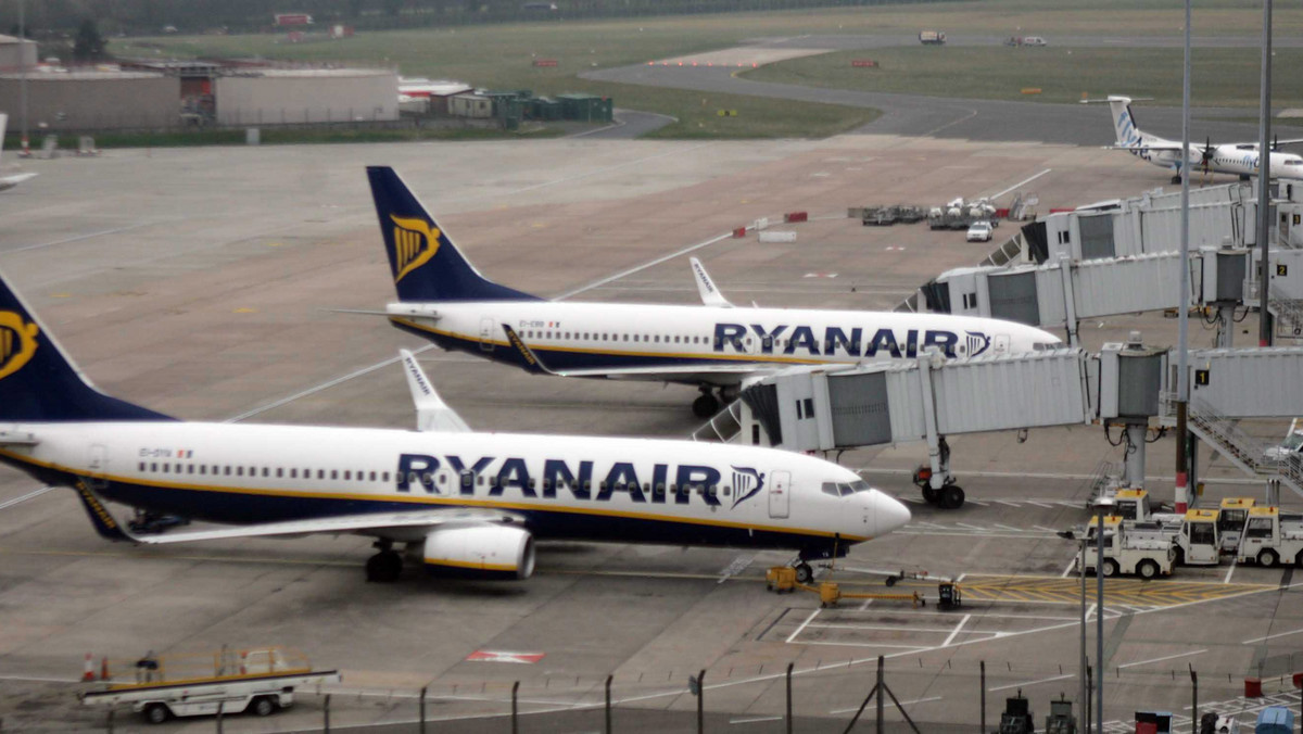 Tanie linie lotnicze Ryanair zamieściły w piątek całostronicową reklamę w lewicowym dzienniku "The Guardian", w której posługują się wizerunkiem Benedykta XVI, odbywającego wizytę w Wielkiej Brytanii.
