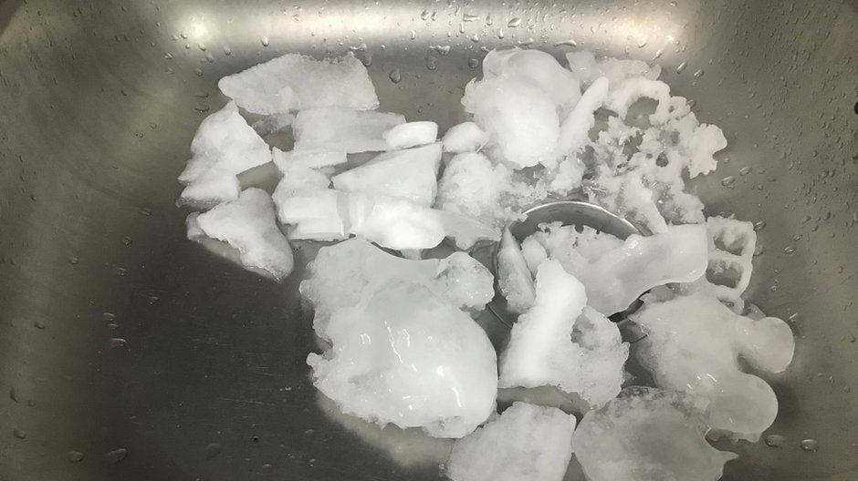 Umieść kostki lodu w zlewie