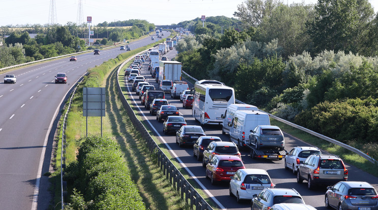 Az M6-os autópályán a Budapest felé vezető oldalon az M9-es csomópontban a 142 km-nél baleset miatt a főpálya forgalmát megállították / Illusztráció: Fuszek Gábor