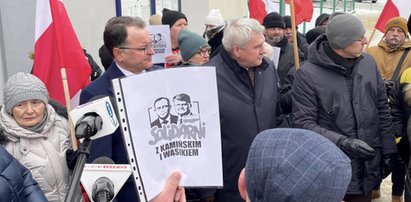 Zaskakujące sceny przed więzieniem. Obrońcy Wąsika chwycili za... różańce. Wspólnie odmówili modlitwę [WIDEO]