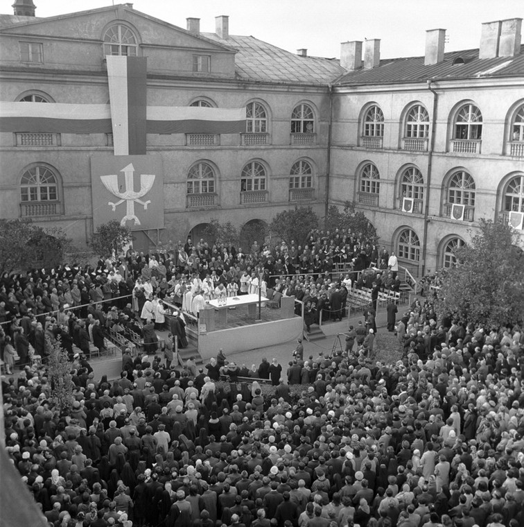 Obchody Tysiąclecia Chrztu Polski na dziedzińcu KUL