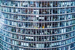 Eksperci: maleje szansa na zatrudnienie dla młodych z wyższym wykształceniem