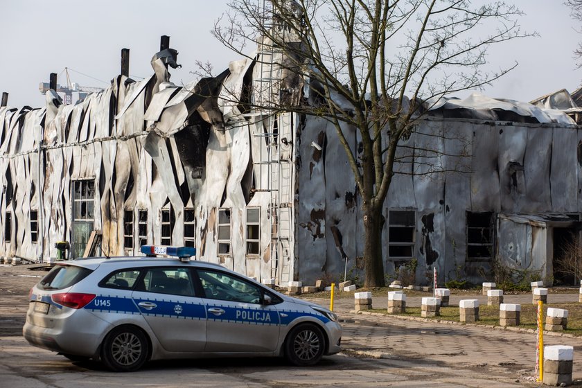 Akcja gaśnicza hali trwała całą noc. Strażacy zgliszcza dogaszali jeszcze w sobotę przed południem