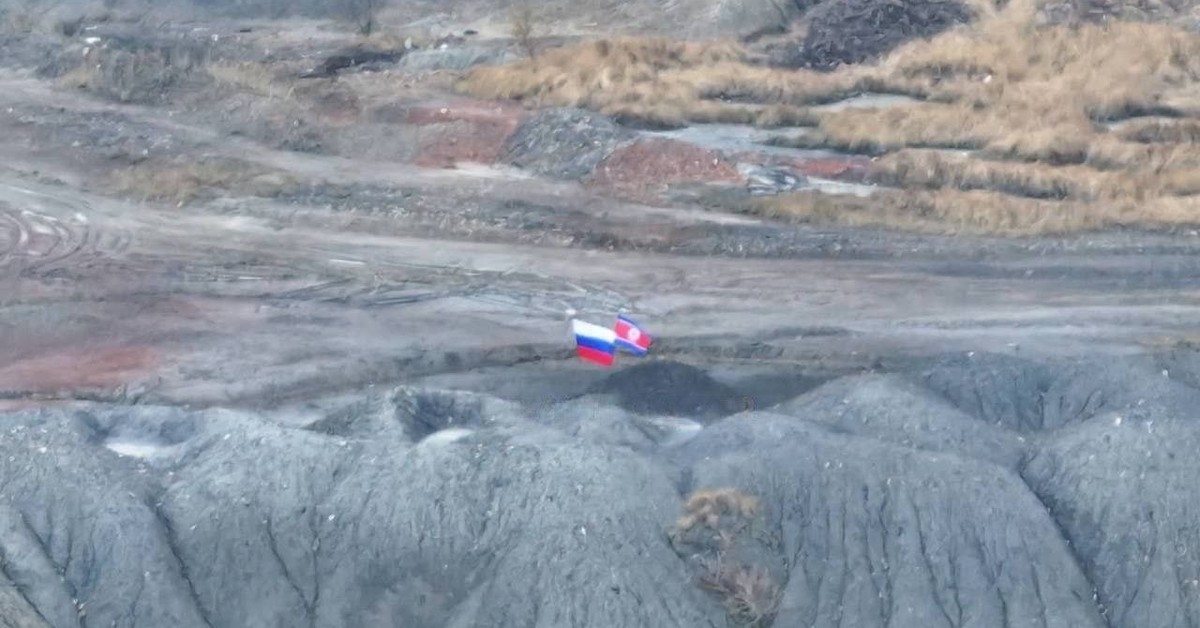  Flaga Korei Północnej w pobliżu Pokrowska. Żołnierze Kima dotarli na front?