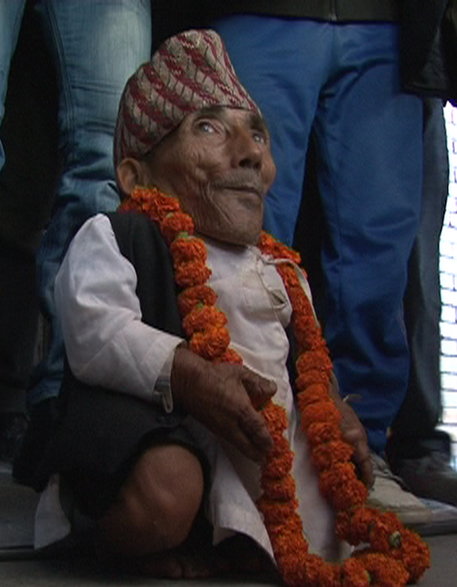 Mierzący zaledwie 54,6 cm urodzony w Nepalu Chandra Bahadur Dangi był w chwili swojej śmierci w 2015 r. najniższą osobą na świecie, jaką kiedykolwiek zweryfikowano